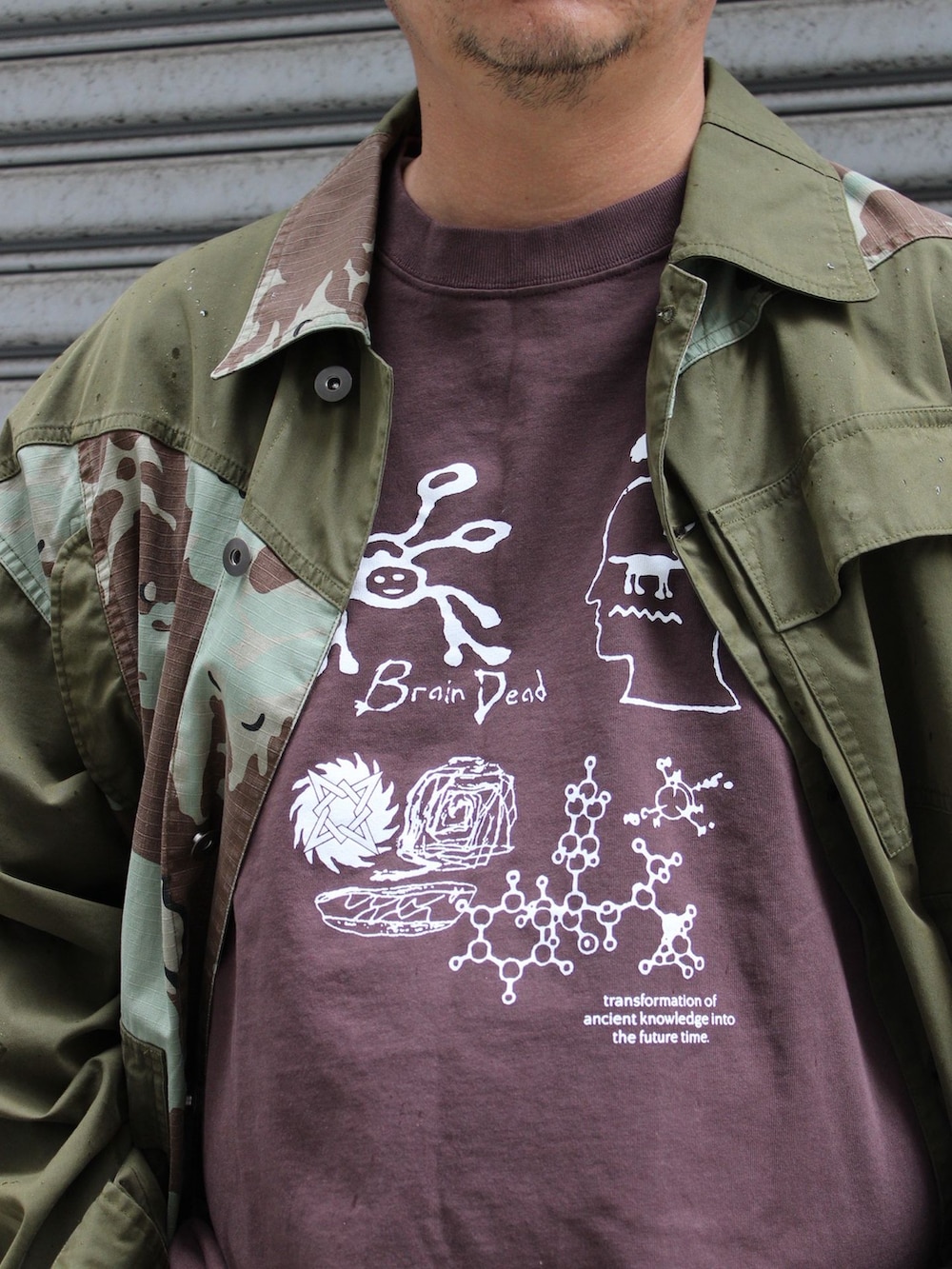 パープル系のTシャツ/カットソーを着用したメンズの春コーディネートの3枚目の写真
