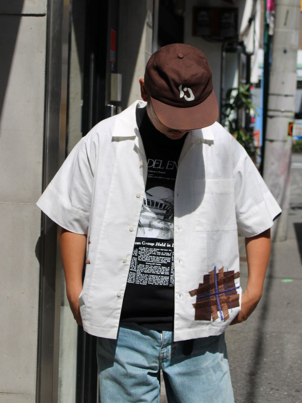 ホワイト系のシャツ/ブラウス、ブラック系のTシャツ/カットソーを着用したメンズの春コーディネートの2枚目の写真
