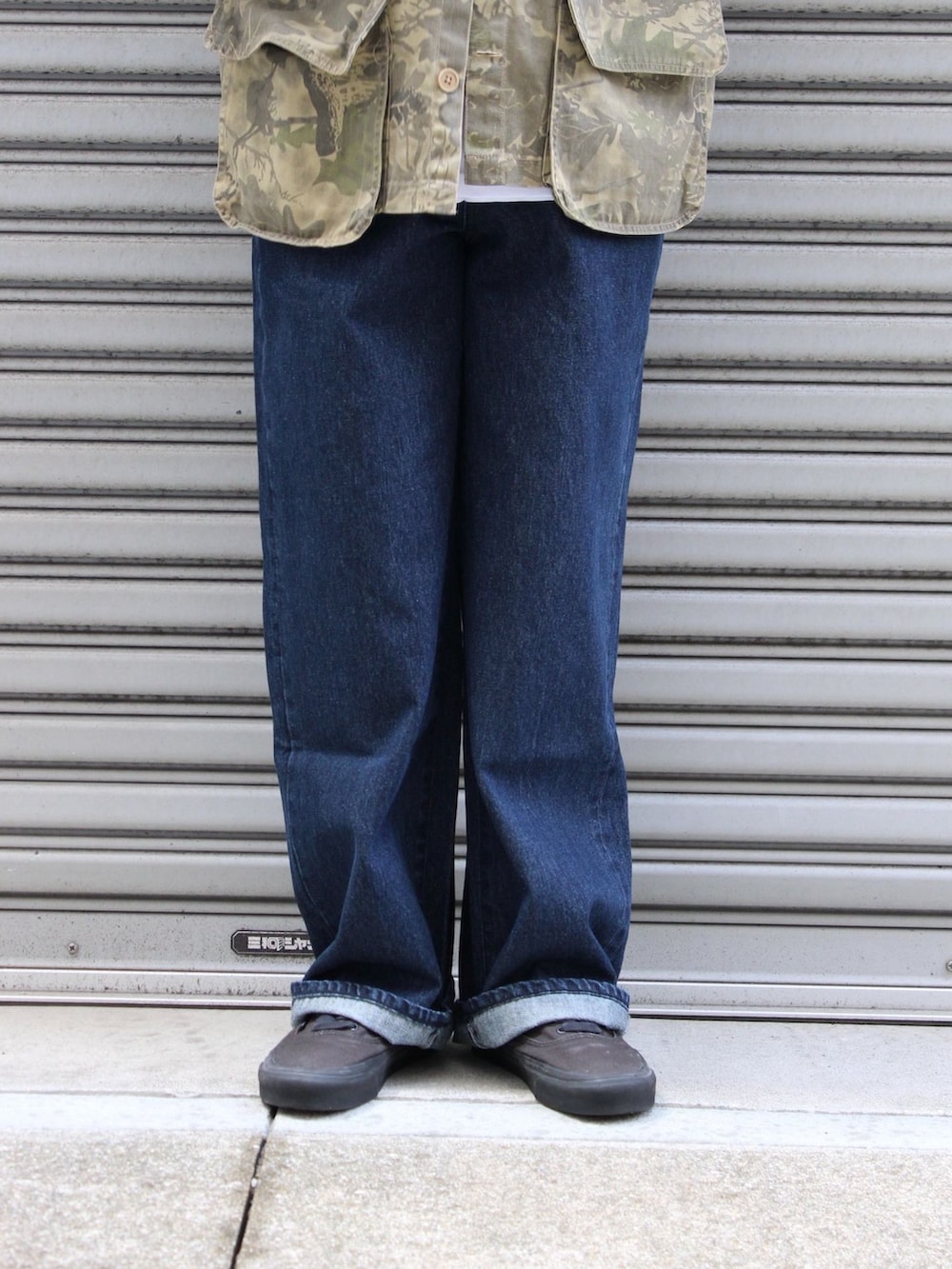 ブルー系のその他パンツ、ホワイト系のTシャツ/カットソー、レッド系のキャップを着用したメンズの春コーディネートの2枚目の写真