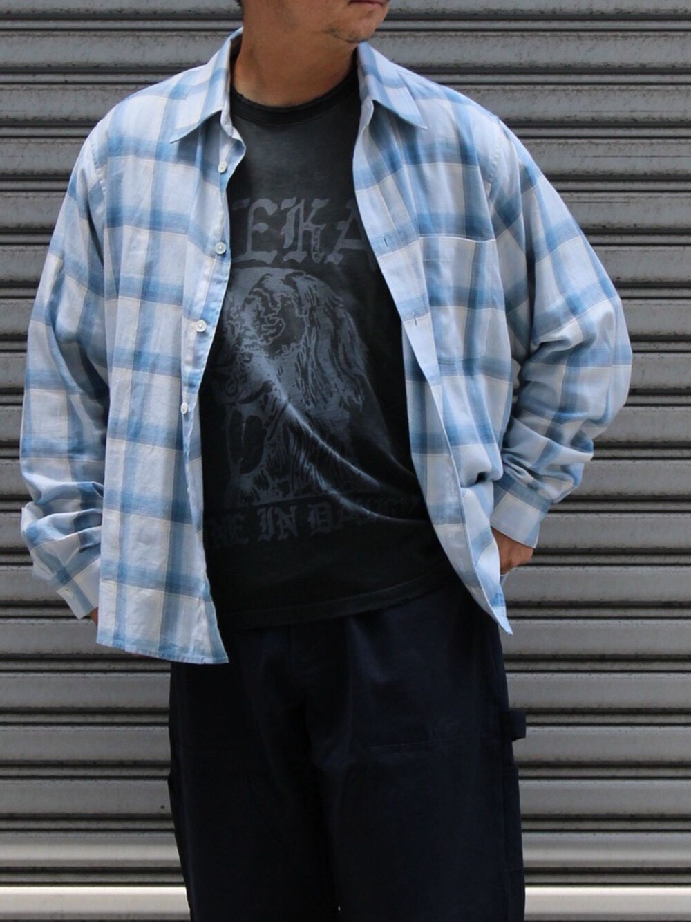 ブルー系のその他パンツ、ブルー系のシャツ/ブラウスを着用したメンズの夏コーディネートの2枚目の写真