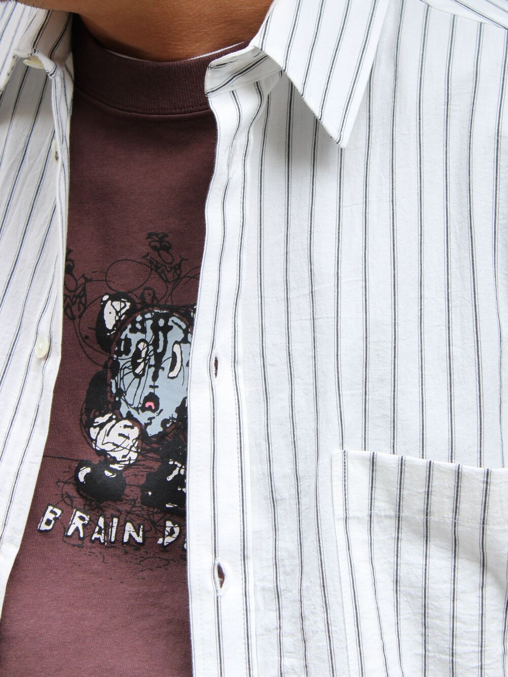 ホワイト系のシャツ/ブラウス、パープル系のTシャツ/カットソー、ブラック系のスリッポンを着用したメンズの春コーディネートの3枚目の写真