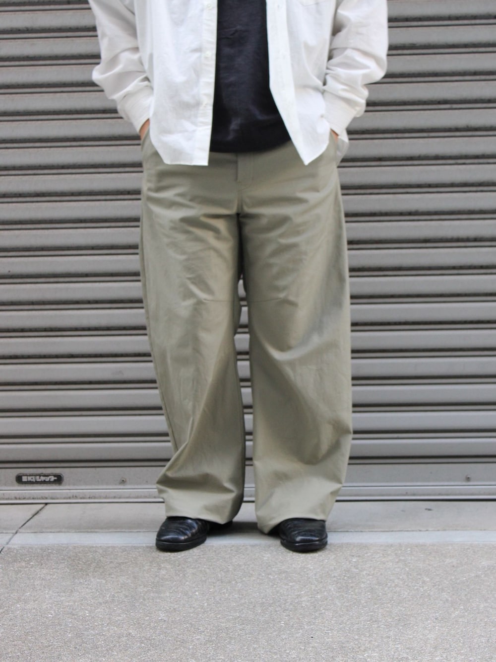 ベージュ系のその他パンツ、ホワイト系のシャツ/ブラウスを着用したメンズの冬コーディネートの5枚目の写真