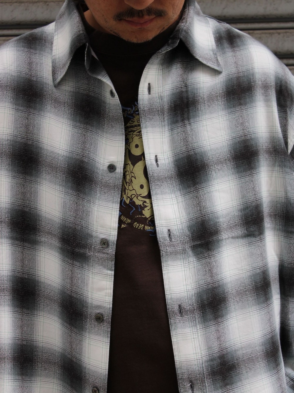 ブラック系のシャツ/ブラウス、ブラウン系のTシャツ/カットソーを着用したメンズの春コーディネートの4枚目の写真