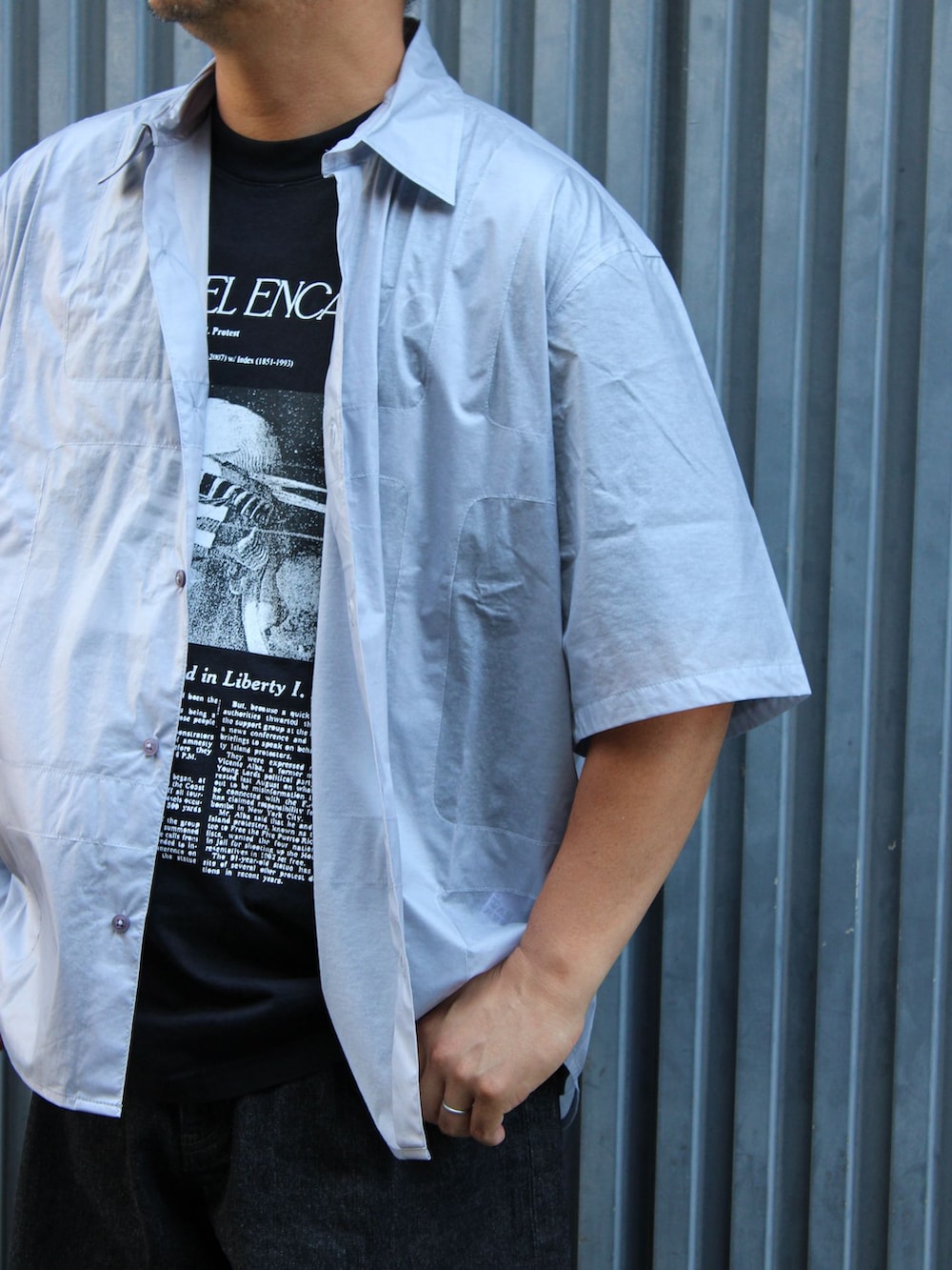 ブラック系のその他パンツ、ブラック系のTシャツ/カットソーを着用したメンズの夏コーディネートの3枚目の写真