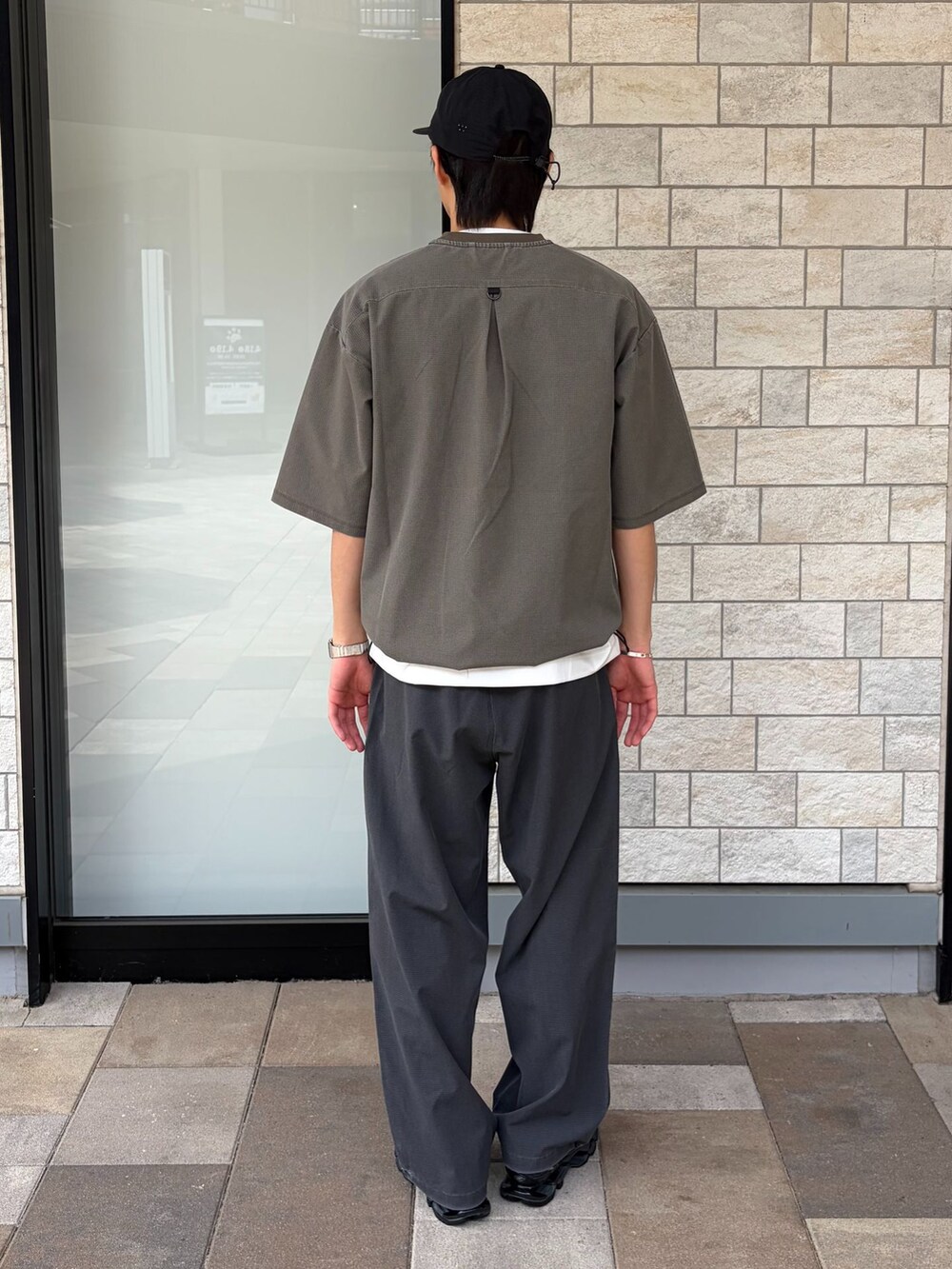 グレー系のその他パンツ、グリーン系のTシャツ/カットソー、ホワイト系のTシャツ/カットソーを着用したメンズの春コーディネートの3枚目の写真