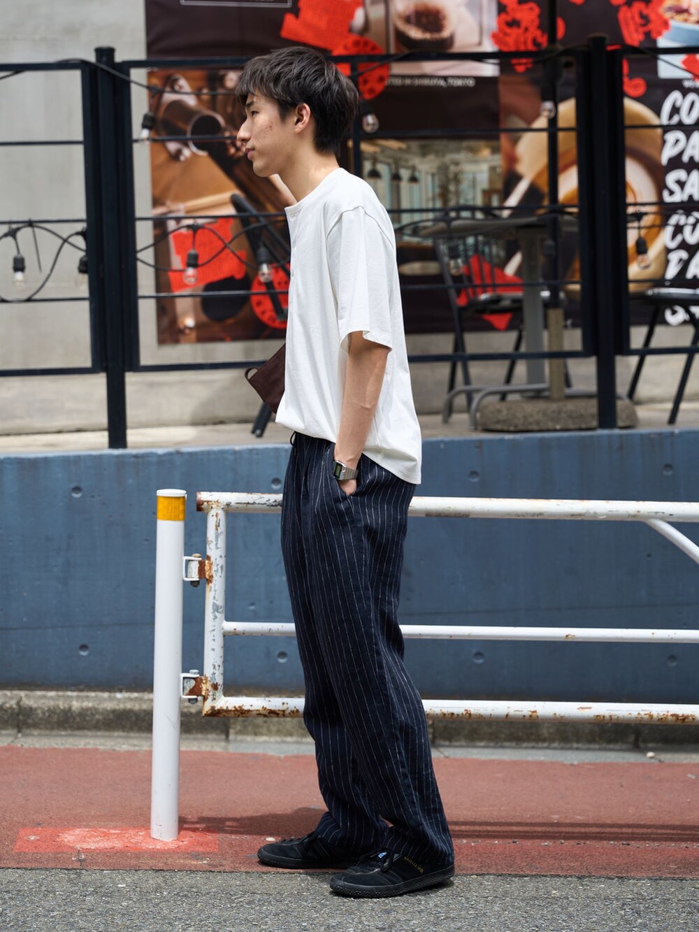 ブルー系のその他パンツ、ホワイト系のTシャツ/カットソー、ブラウン系のトートバッグを着用したメンズの夏コーディネートの3枚目の写真