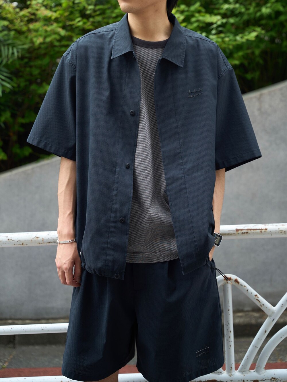 ブラック系のその他パンツ、ブラック系のシャツ/ブラウスを着用したメンズの春コーディネートの4枚目の写真