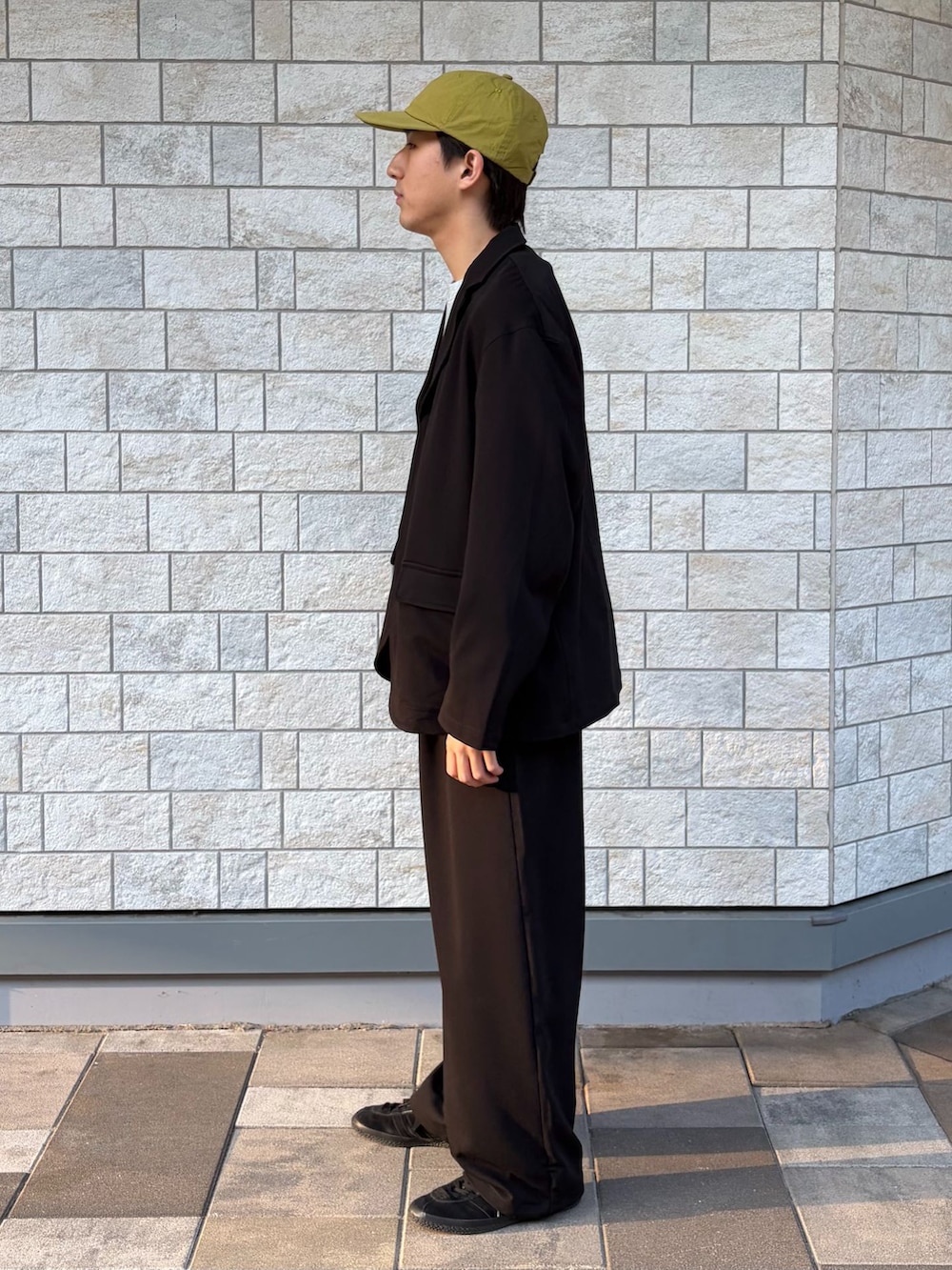 ブラック系のテーラードジャケット、ブラック系のその他パンツ、グレー系のスウェットを着用したメンズの春コーディネートの3枚目の写真