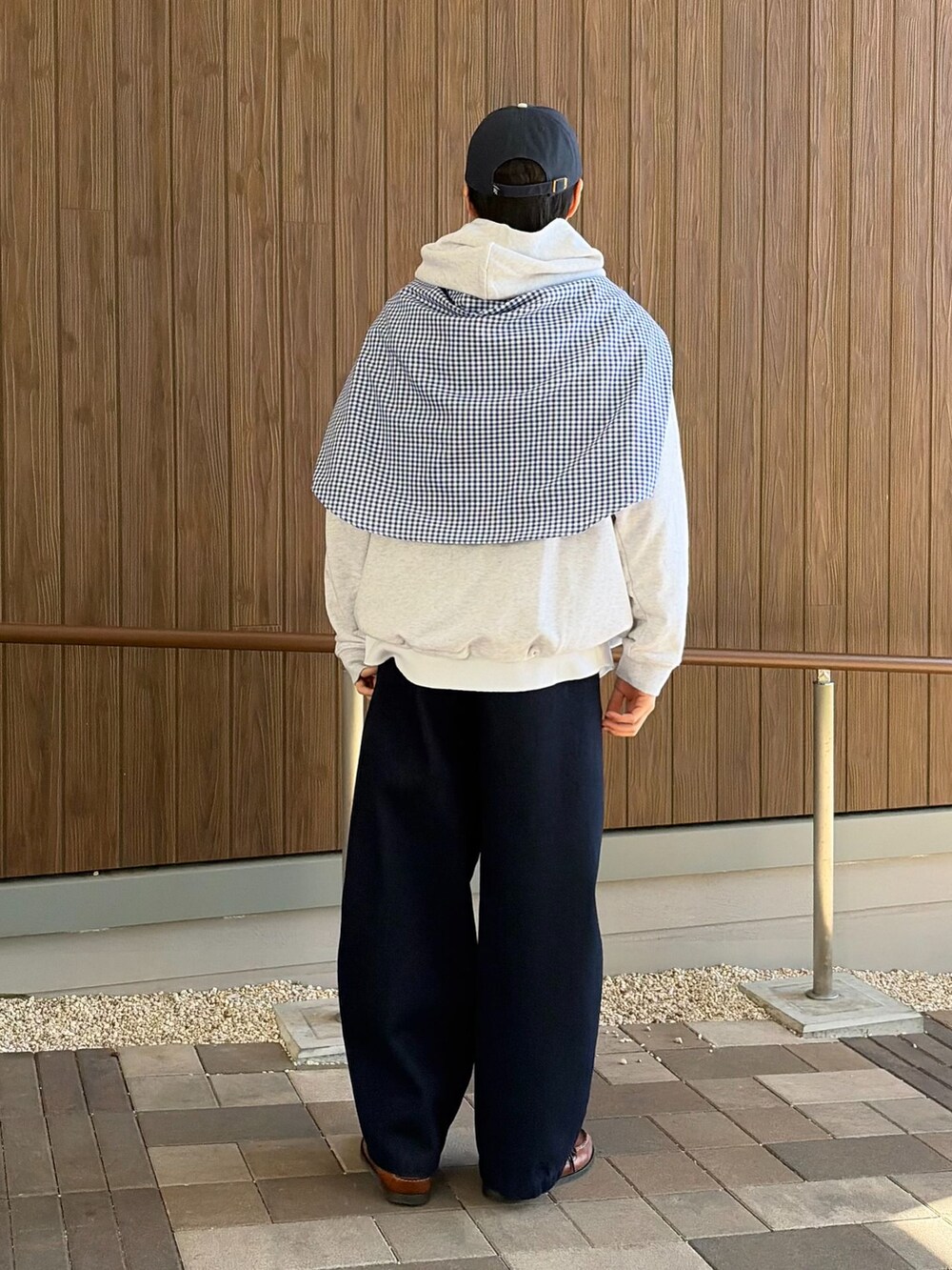 ホワイト系のTシャツ/カットソー、ブルー系のスラックス、ブルー系のシャツ/ブラウスを着用したメンズの春コーディネートの3枚目の写真