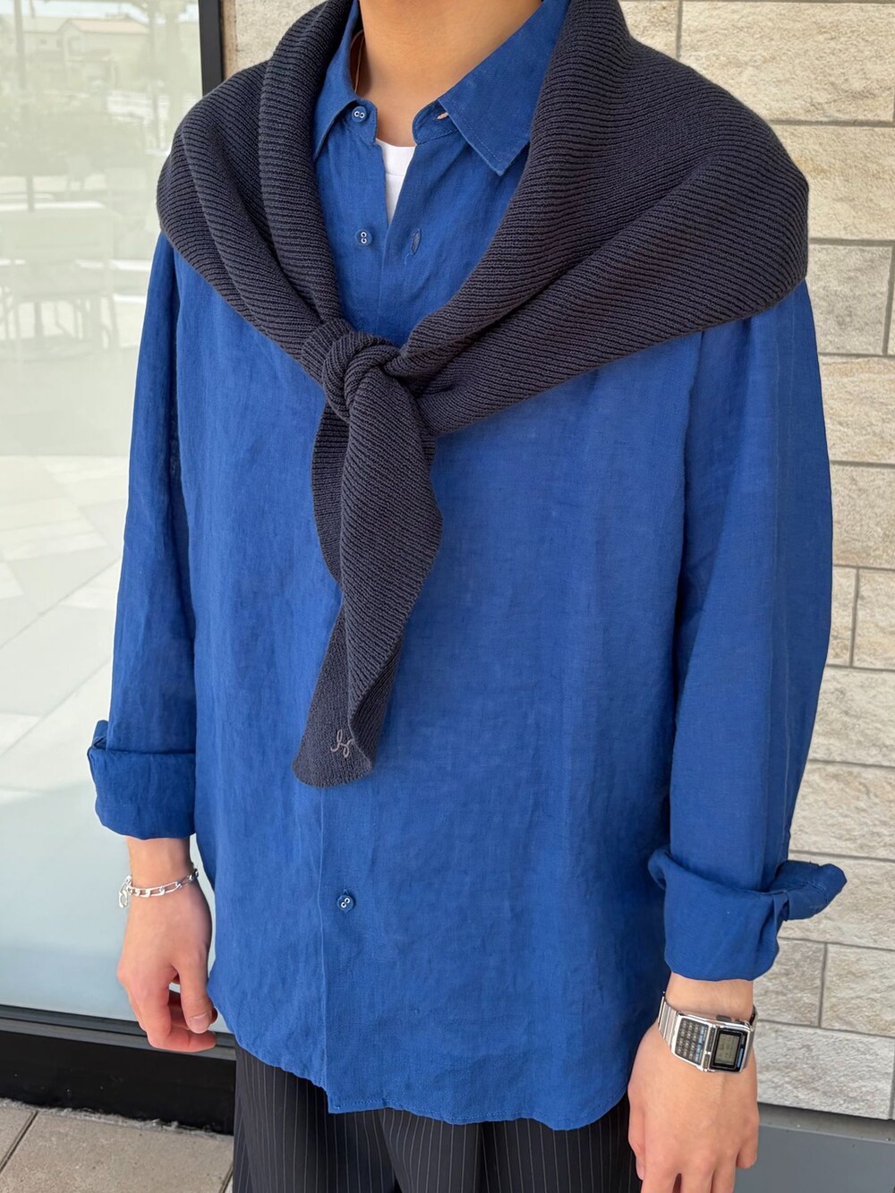 ブルー系のその他パンツ、ブルー系のシャツ/ブラウス、ブルー系のストール/ショールを着用したメンズの春コーディネートの4枚目の写真