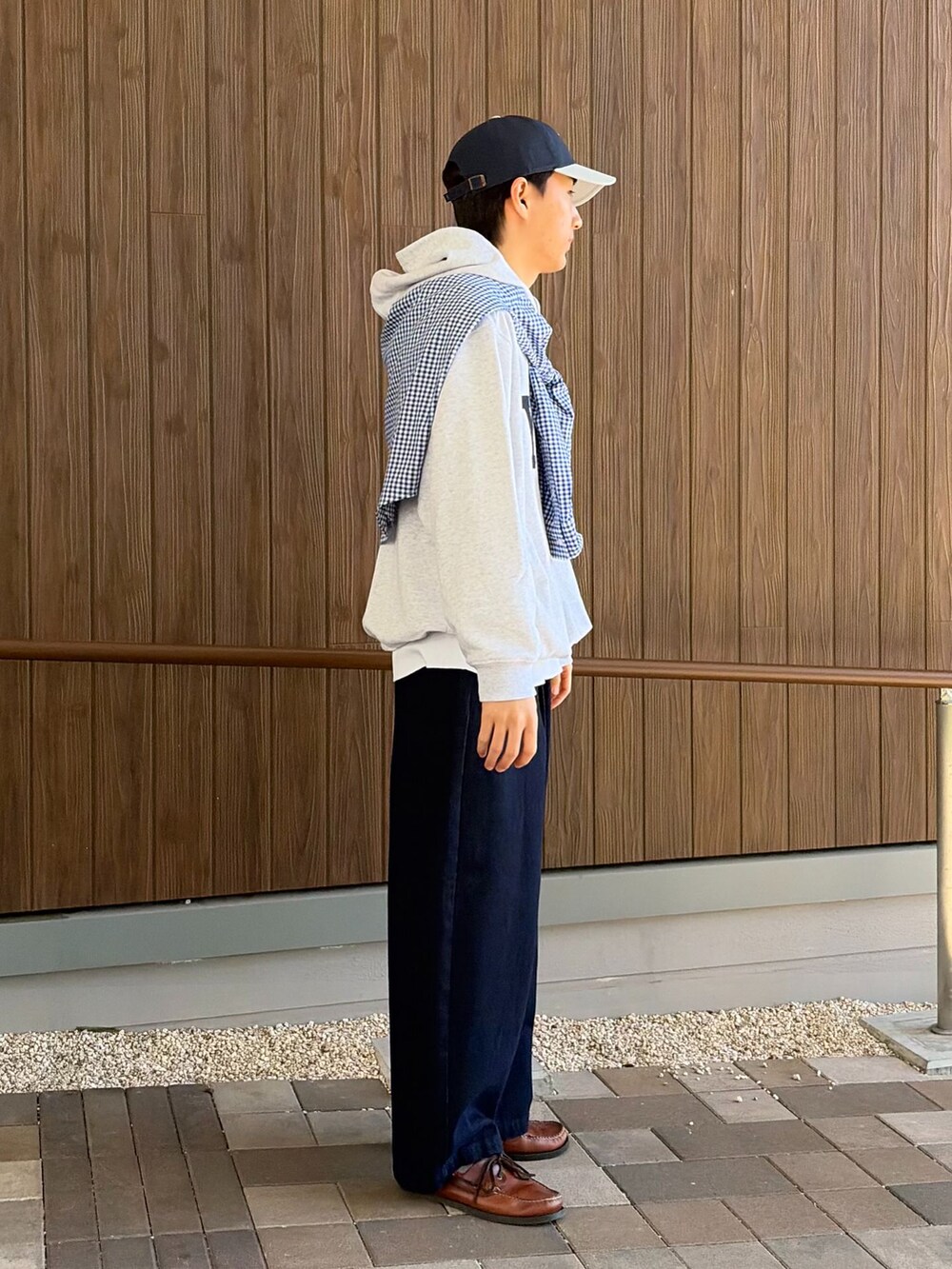 ホワイト系のTシャツ/カットソー、ブルー系のスラックス、ブルー系のシャツ/ブラウスを着用したメンズの春コーディネートの2枚目の写真