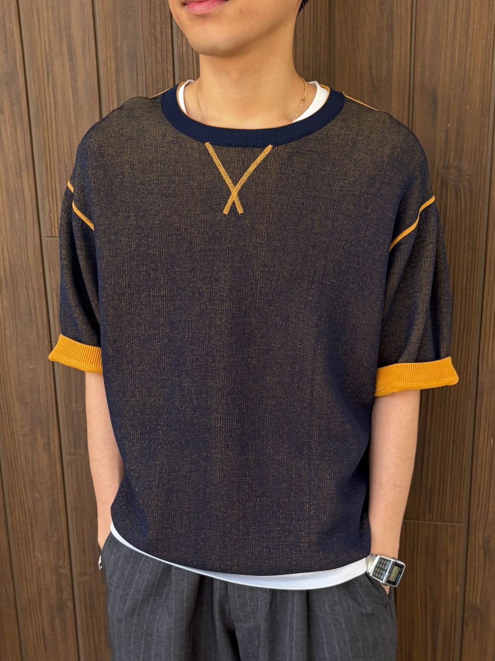 グレー系のその他パンツ、ホワイト系のTシャツ/カットソー、イエロー系のニット/セーターを着用したメンズの春コーディネートの4枚目の写真