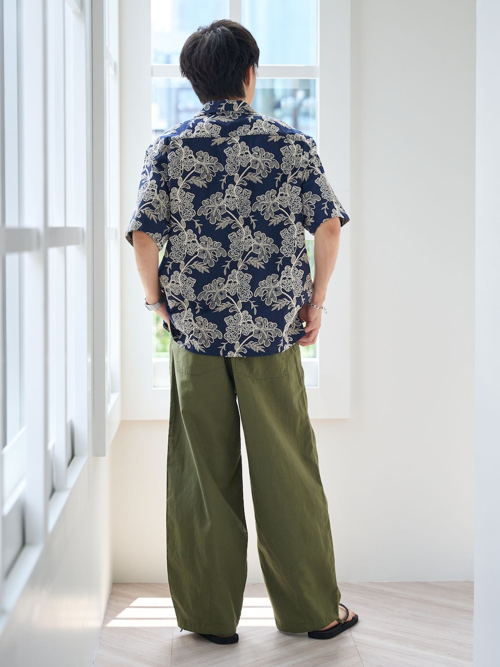 グリーン系のその他パンツ、ブルー系のシャツ/ブラウスを着用したメンズの夏コーディネートの3枚目の写真
