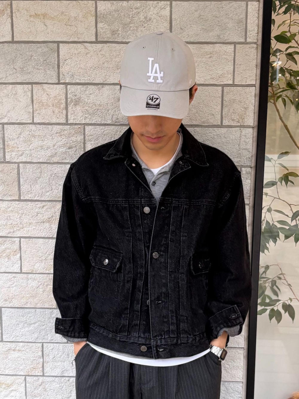 ブラック系のデニムジャケット、グレー系のその他パンツ、グレー系のキャップを着用したメンズの冬コーディネートの4枚目の写真
