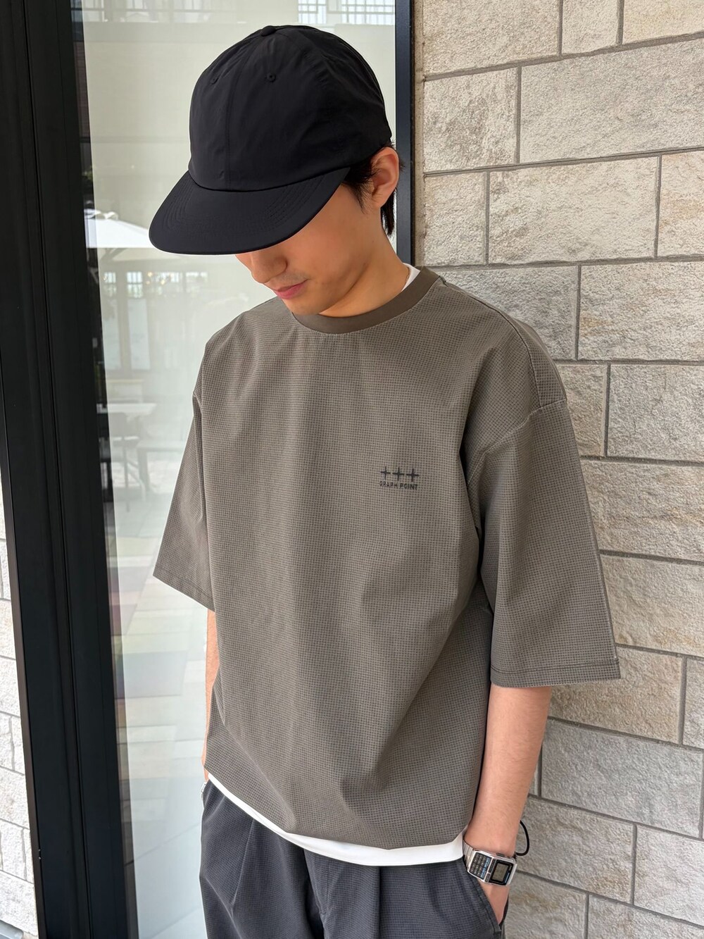 グレー系のその他パンツ、グリーン系のTシャツ/カットソー、ホワイト系のTシャツ/カットソーを着用したメンズの春コーディネートの4枚目の写真