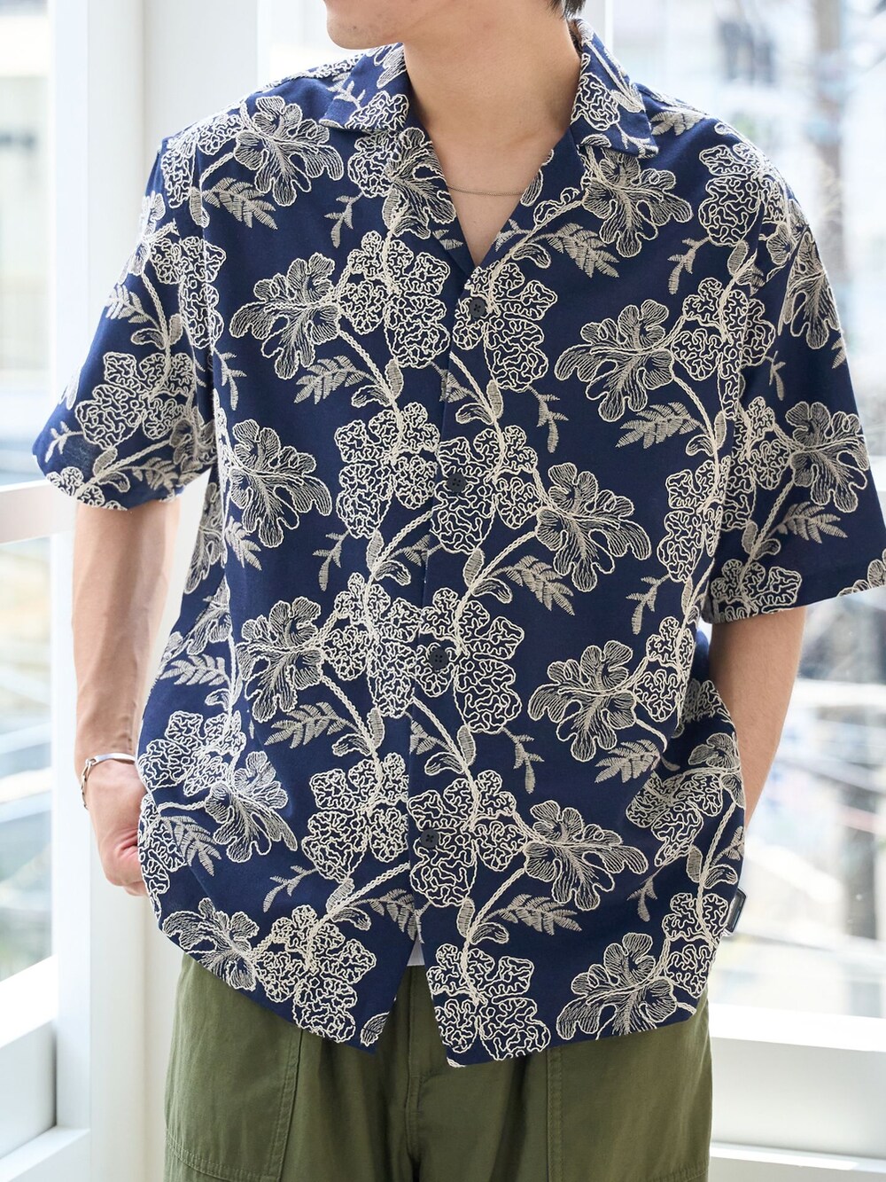 グリーン系のその他パンツ、ブルー系のシャツ/ブラウスを着用したメンズの夏コーディネートの4枚目の写真