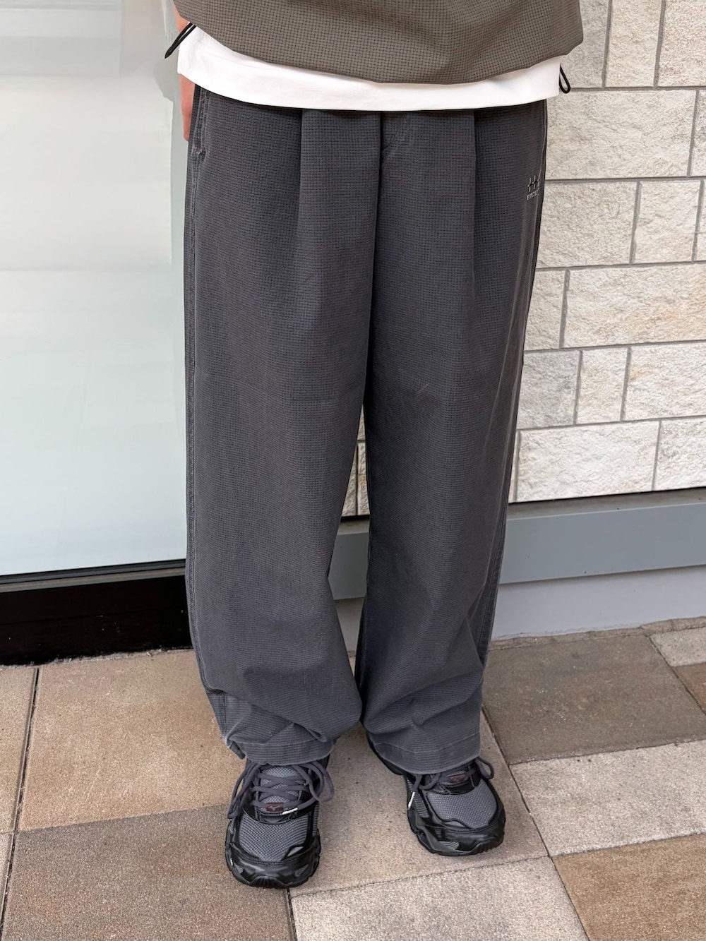 グレー系のその他パンツ、グリーン系のTシャツ/カットソー、ホワイト系のTシャツ/カットソーを着用したメンズの春コーディネートの5枚目の写真