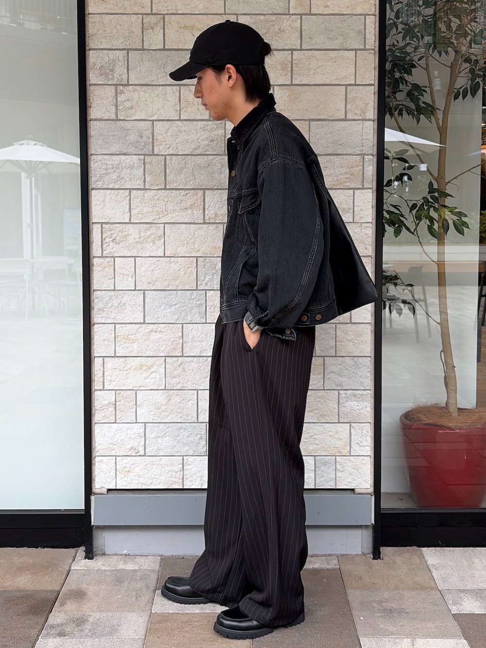ブラック系のローファー、ブラック系のデニムジャケット、ホワイト系のTシャツ/カットソーを着用したメンズの秋コーディネートの2枚目の写真