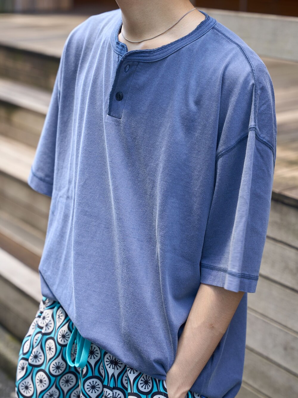 グリーン系のその他パンツ、ブルー系のTシャツ/カットソーを着用したメンズの夏コーディネートの4枚目の写真
