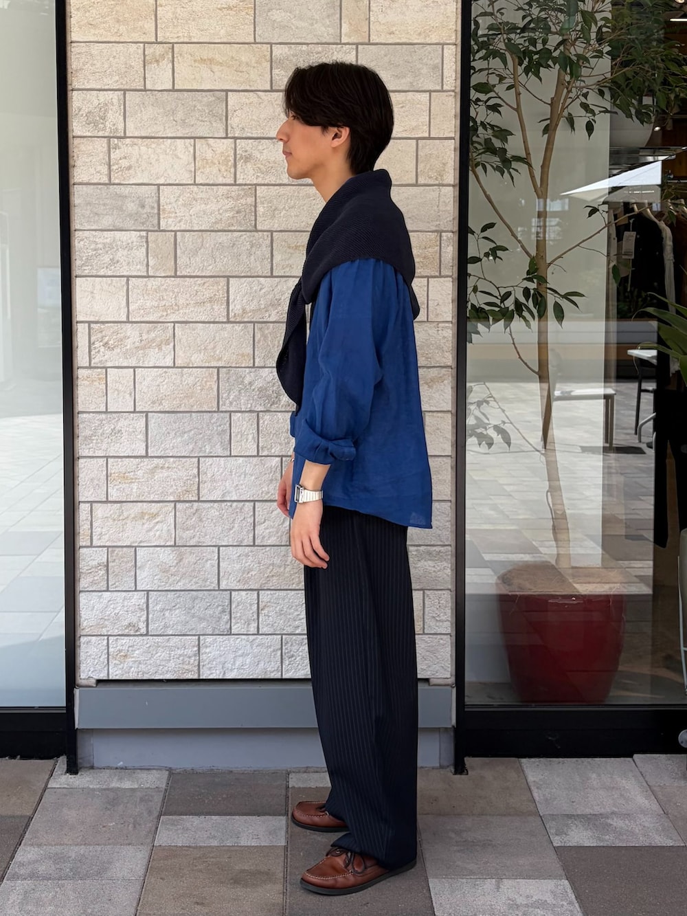 ブルー系のその他パンツ、ブルー系のシャツ/ブラウス、ブルー系のストール/ショールを着用したメンズの春コーディネートの2枚目の写真