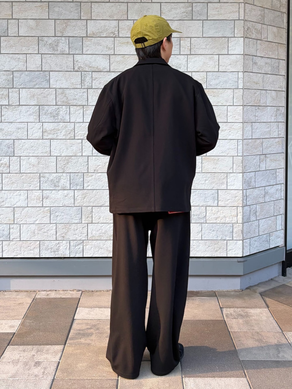 ブラック系のテーラードジャケット、ブラック系のその他パンツ、グレー系のスウェットを着用したメンズの春コーディネートの4枚目の写真