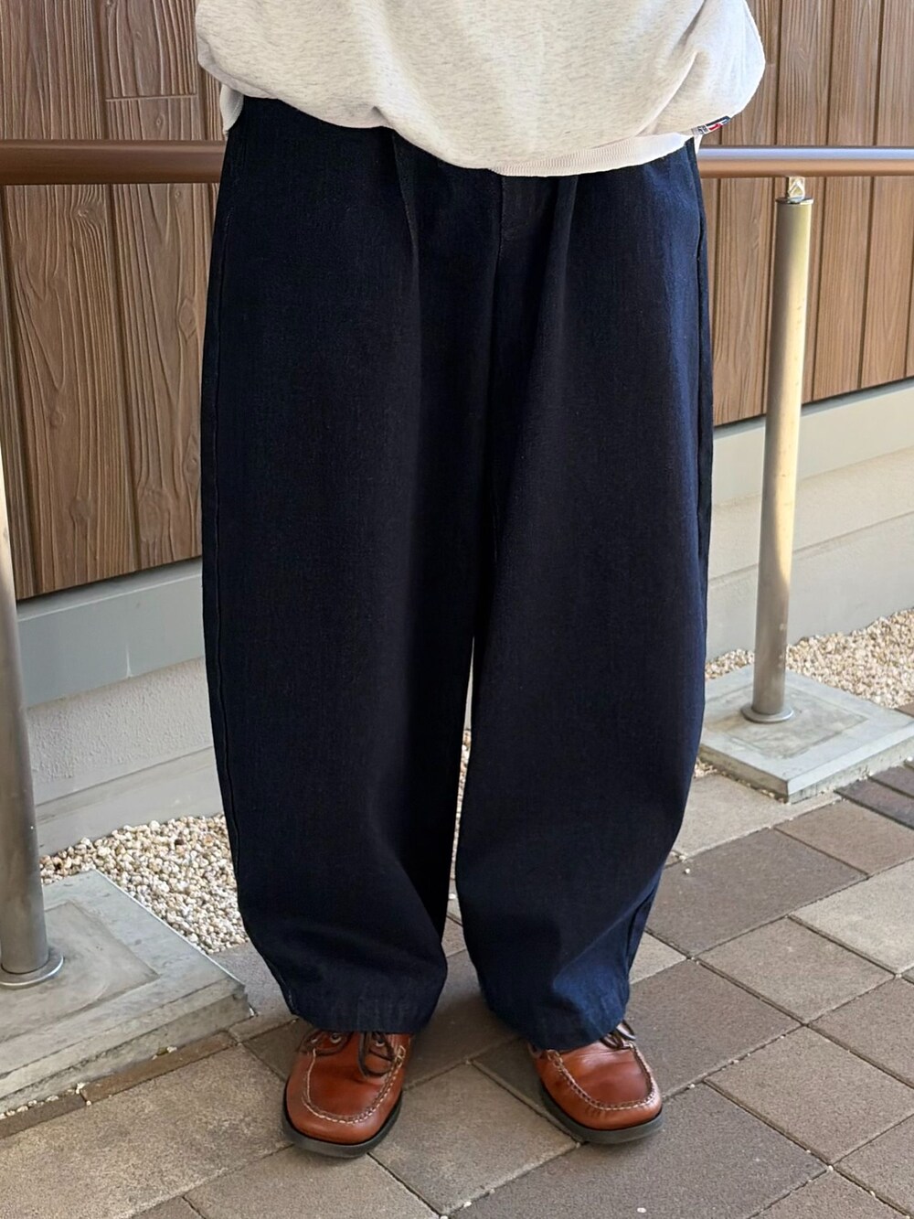 ホワイト系のTシャツ/カットソー、ブルー系のスラックス、ブルー系のシャツ/ブラウスを着用したメンズの春コーディネートの5枚目の写真