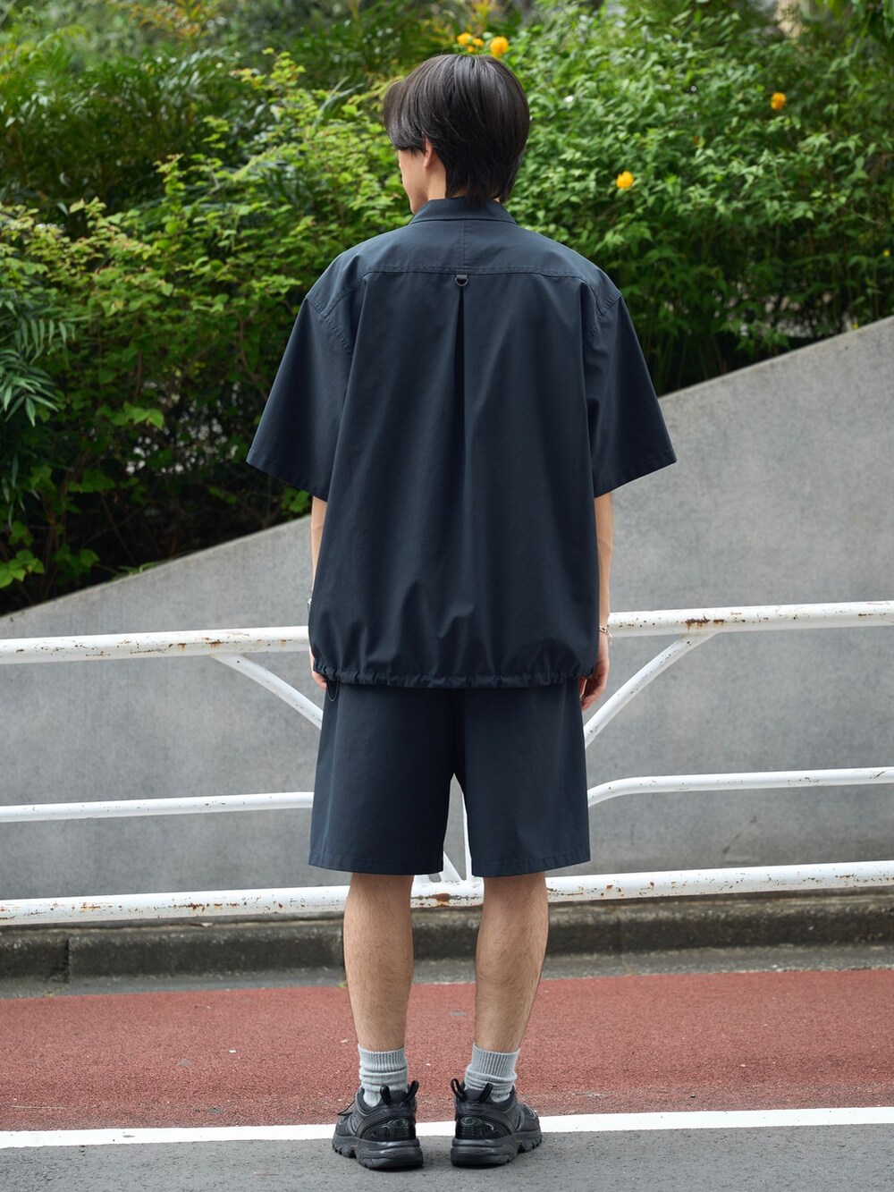 ブラック系のその他パンツ、ブラック系のシャツ/ブラウスを着用したメンズの春コーディネートの2枚目の写真