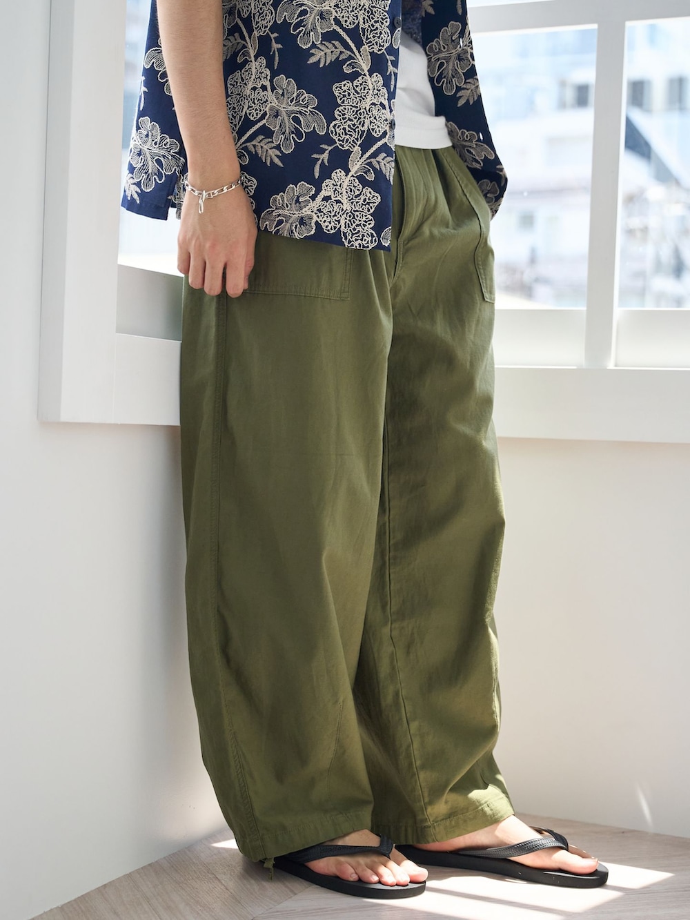 グリーン系のその他パンツ、ブルー系のシャツ/ブラウスを着用したメンズの夏コーディネートの6枚目の写真