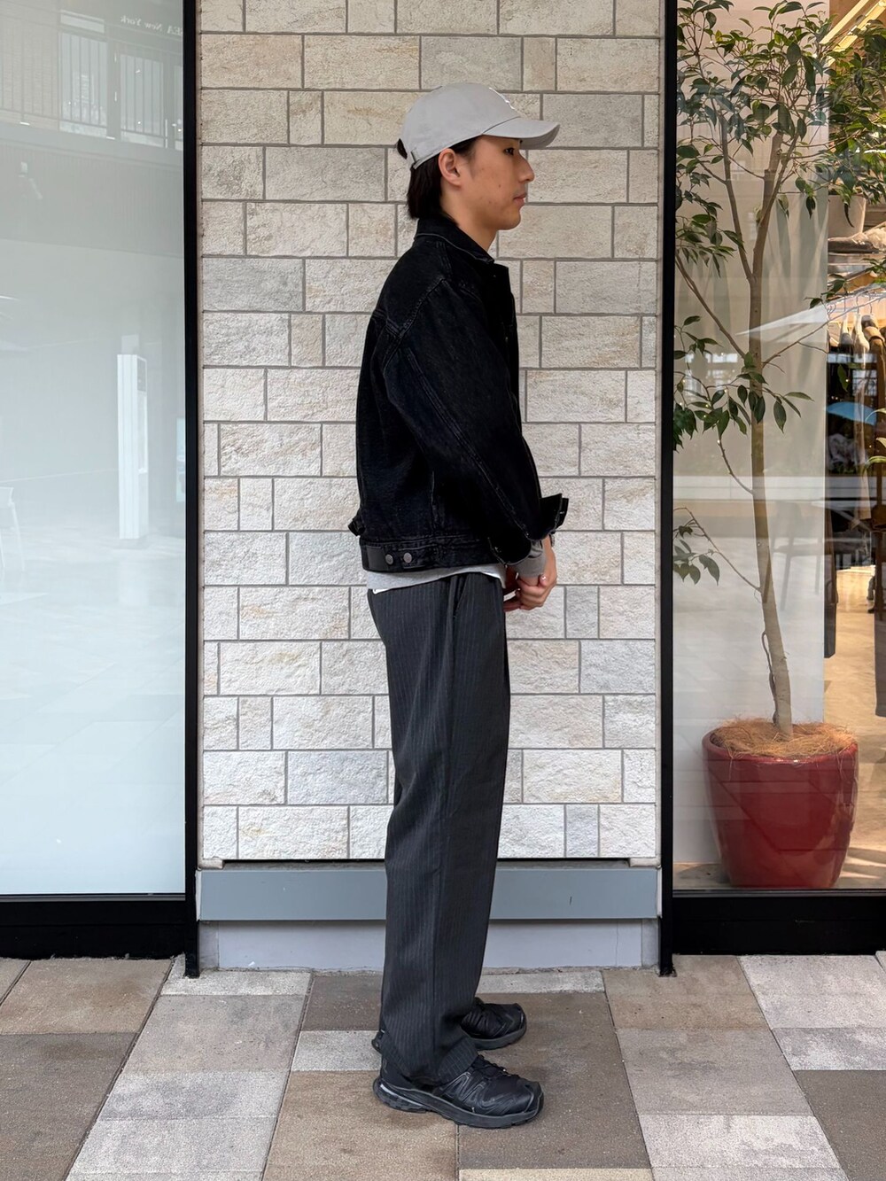 ブラック系のデニムジャケット、グレー系のその他パンツ、グレー系のキャップを着用したメンズの冬コーディネートの2枚目の写真