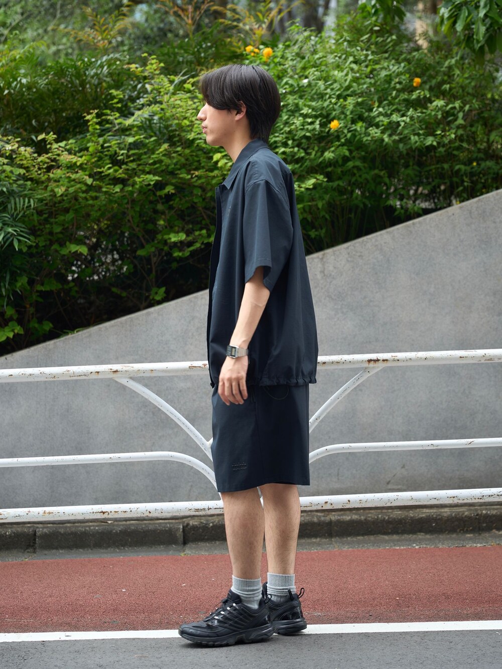 ブラック系のその他パンツ、ブラック系のシャツ/ブラウスを着用したメンズの春コーディネートの3枚目の写真