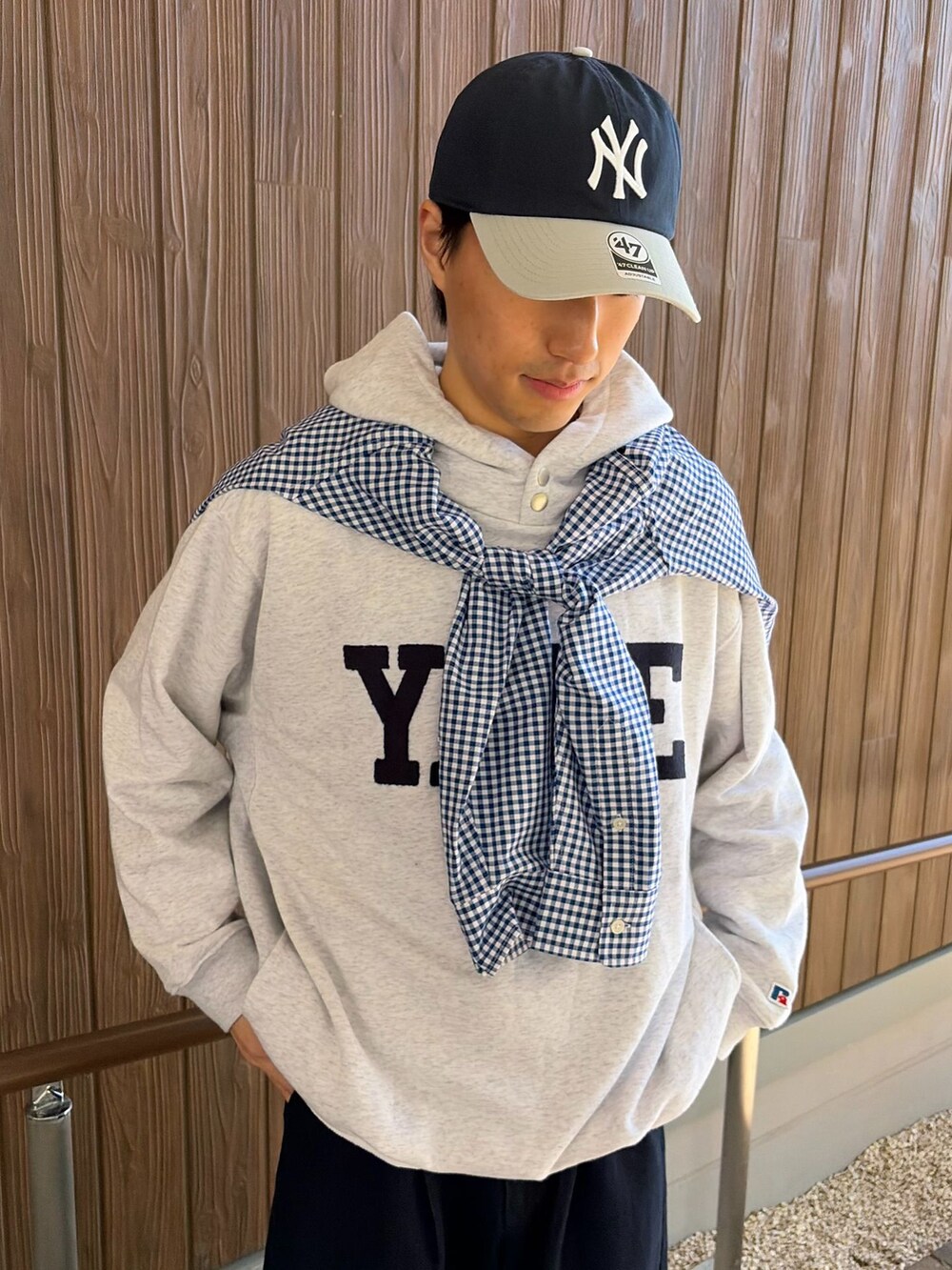ホワイト系のTシャツ/カットソー、ブルー系のスラックス、ブルー系のシャツ/ブラウスを着用したメンズの春コーディネートの4枚目の写真