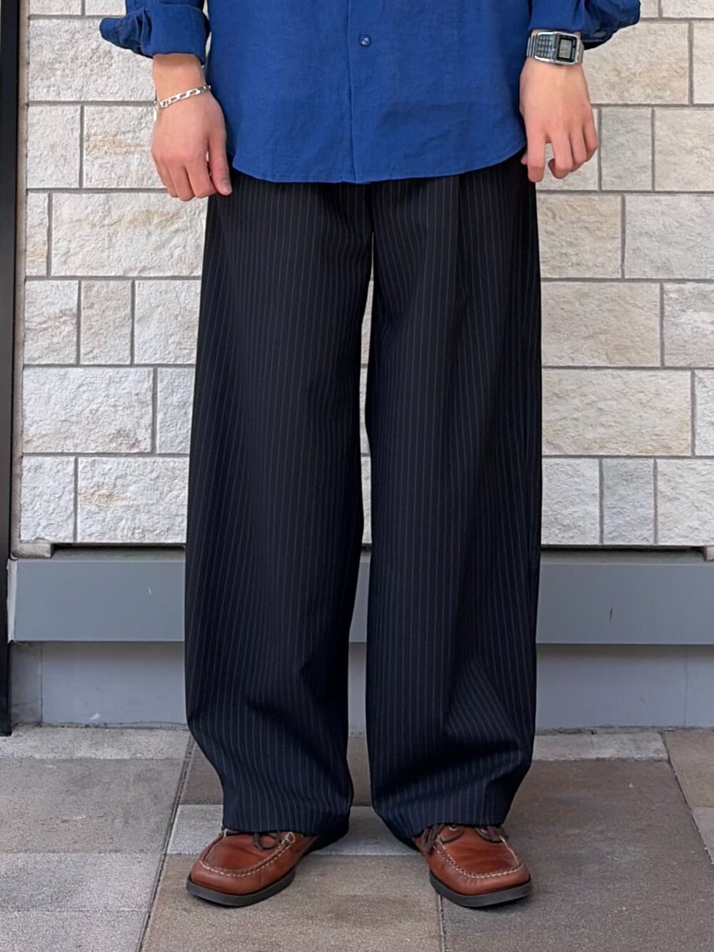 ブルー系のその他パンツ、ブルー系のシャツ/ブラウス、ブルー系のストール/ショールを着用したメンズの春コーディネートの5枚目の写真
