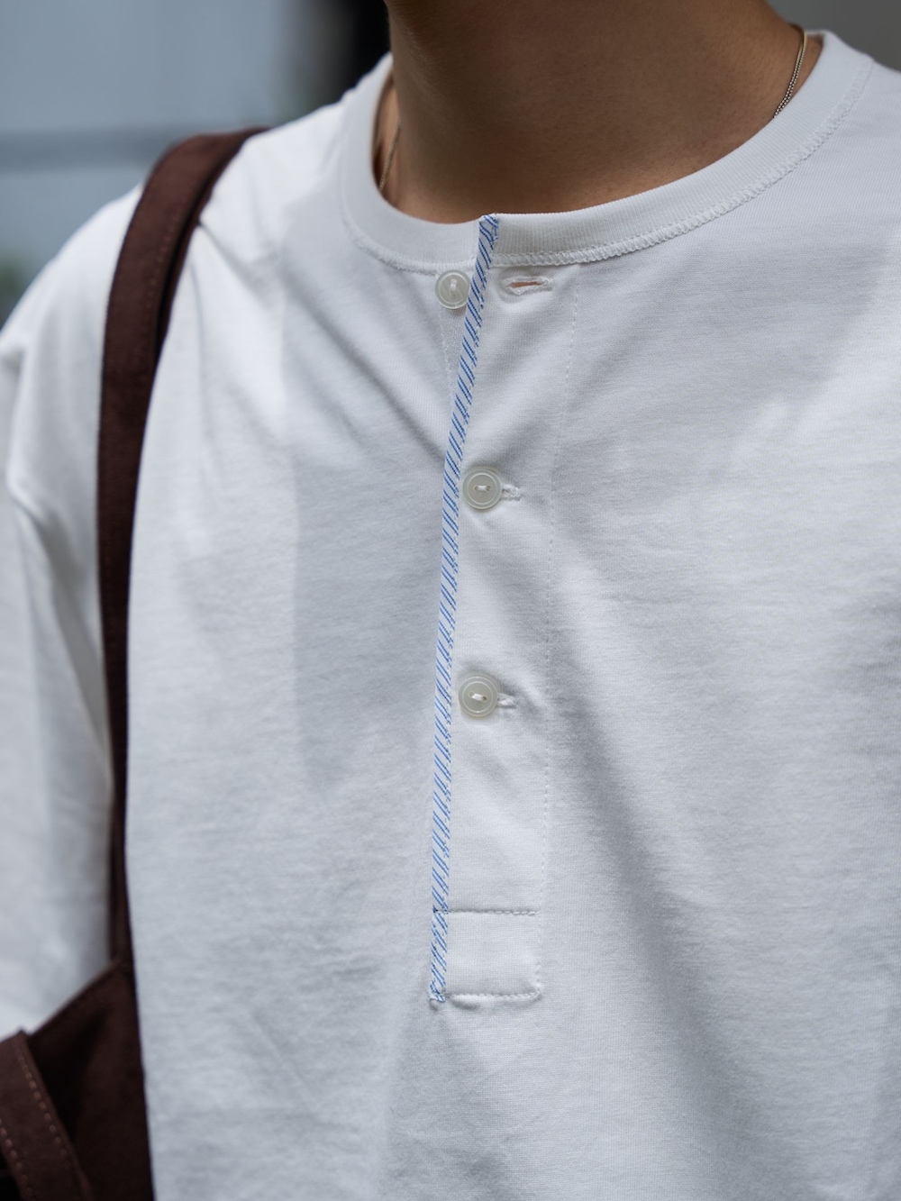 ブルー系のその他パンツ、ホワイト系のTシャツ/カットソー、ブラウン系のトートバッグを着用したメンズの夏コーディネートの6枚目の写真