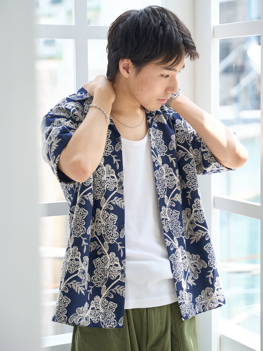 グリーン系のその他パンツ、ブルー系のシャツ/ブラウスを着用したメンズの夏コーディネートの5枚目の写真
