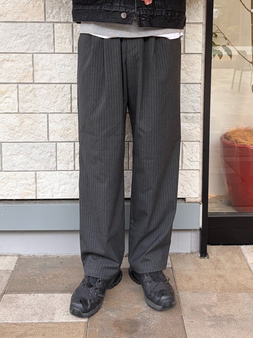 ブラック系のデニムジャケット、グレー系のその他パンツ、グレー系のキャップを着用したメンズの冬コーディネートの5枚目の写真