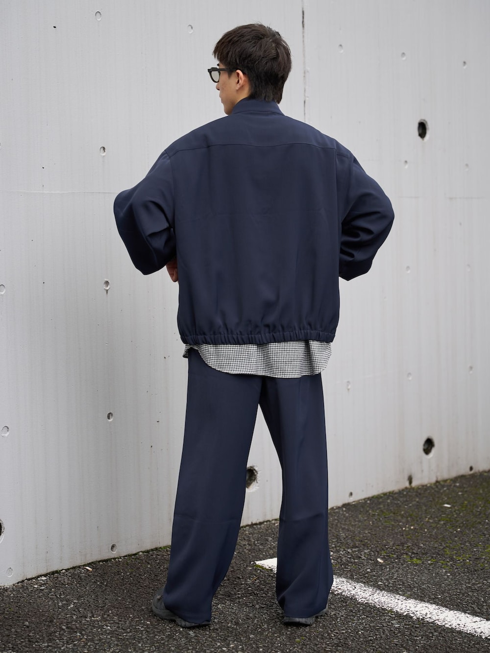 ブルー系のブルゾン、ブルー系のその他パンツ、ブラック系のシャツ/ブラウスを着用したメンズの秋コーディネートの3枚目の写真