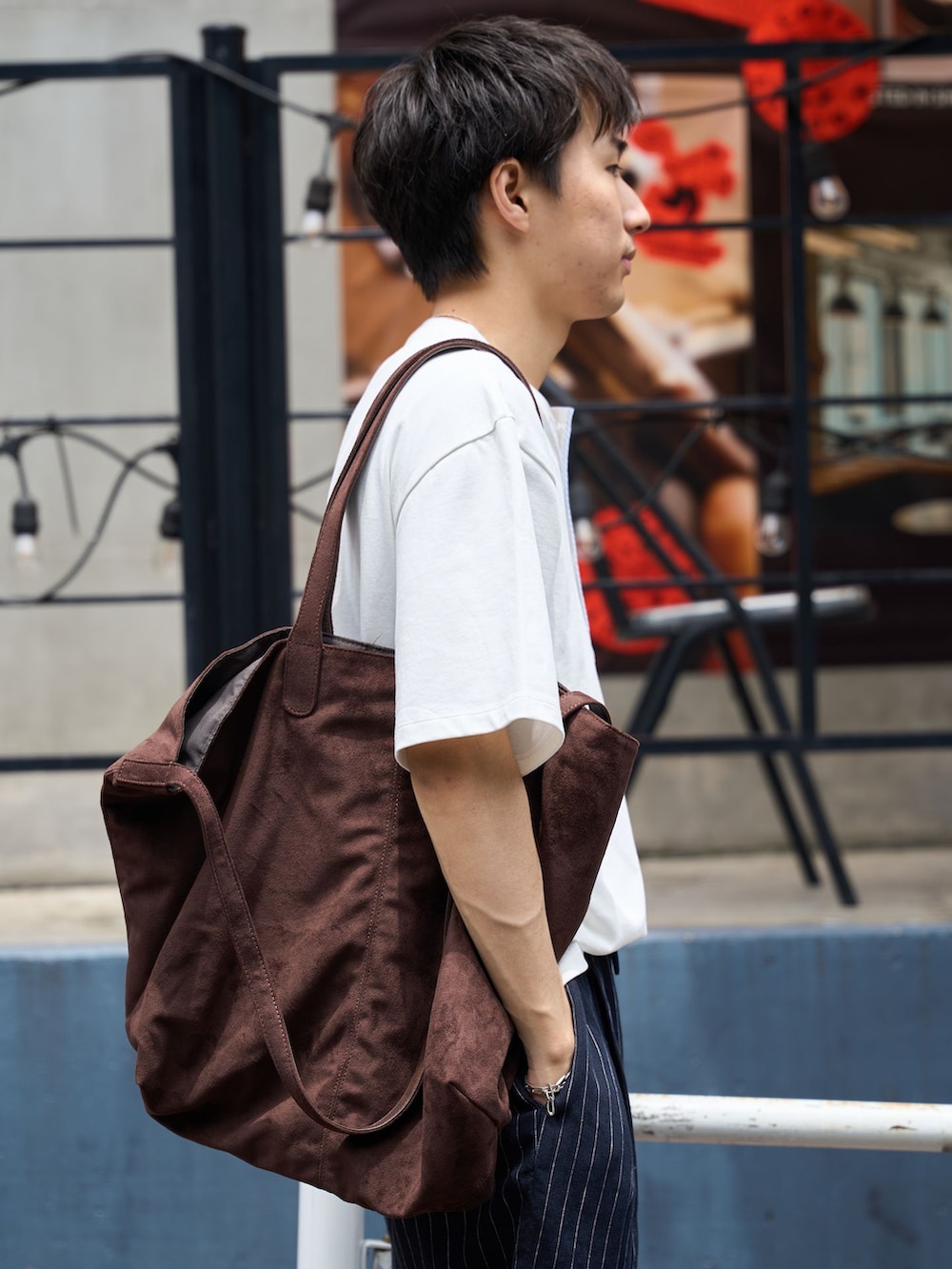 ブルー系のその他パンツ、ホワイト系のTシャツ/カットソー、ブラウン系のトートバッグを着用したメンズの夏コーディネートの4枚目の写真