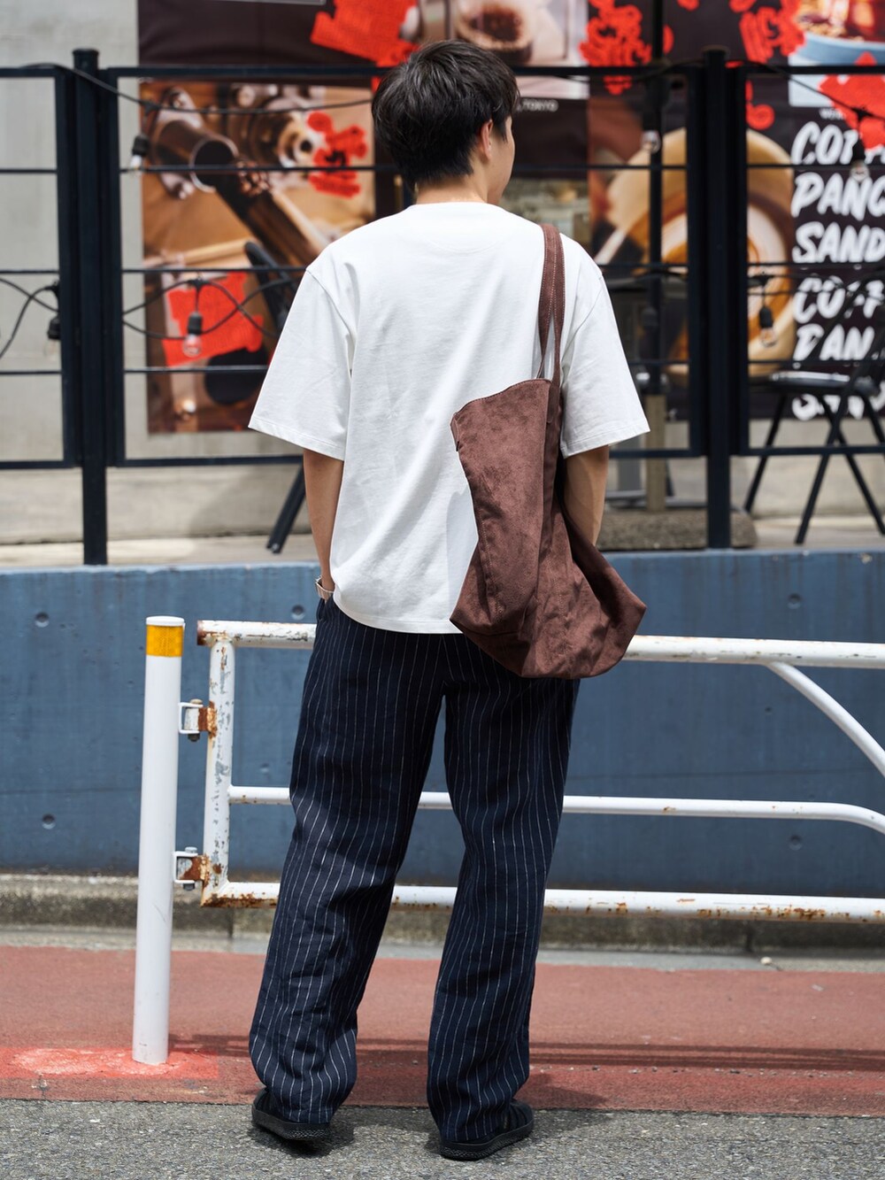 ブルー系のその他パンツ、ホワイト系のTシャツ/カットソー、ブラウン系のトートバッグを着用したメンズの夏コーディネートの2枚目の写真