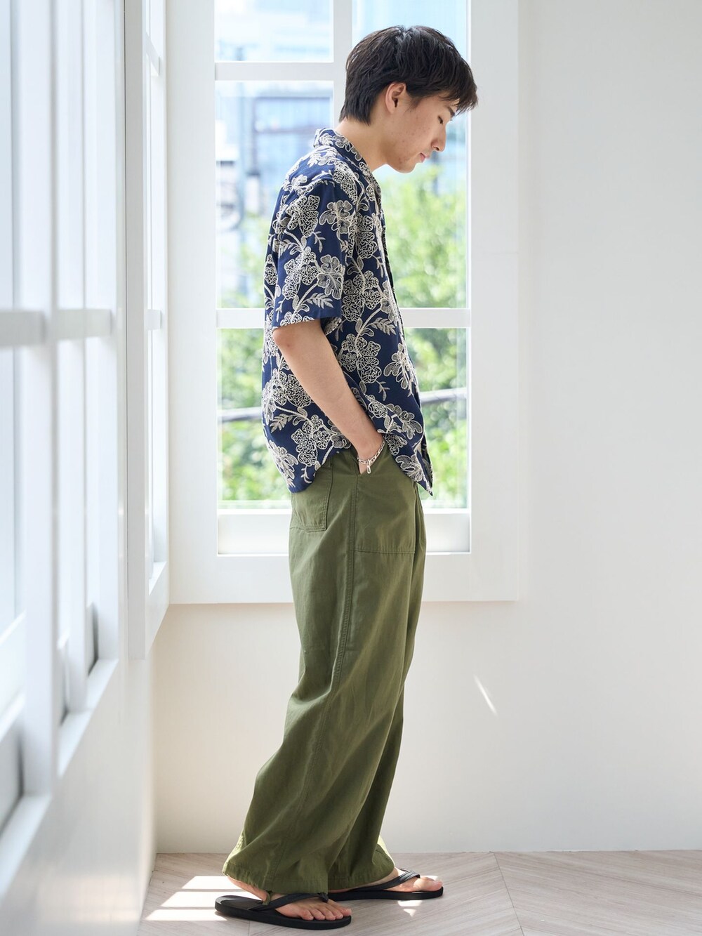 グリーン系のその他パンツ、ブルー系のシャツ/ブラウスを着用したメンズの夏コーディネートの2枚目の写真