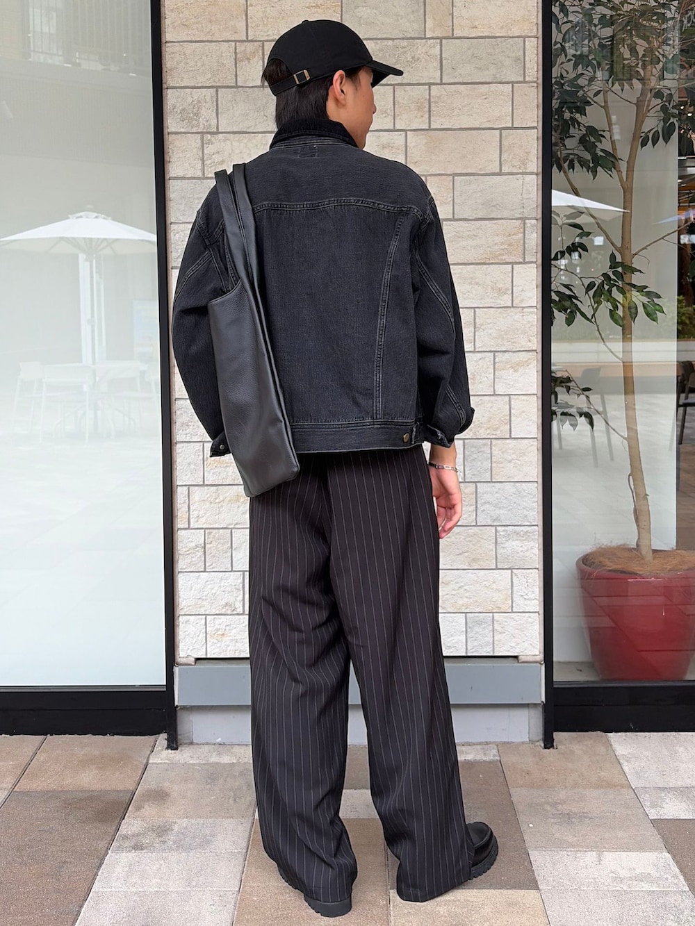ブラック系のローファー、ブラック系のデニムジャケット、ホワイト系のTシャツ/カットソーを着用したメンズの秋コーディネートの3枚目の写真