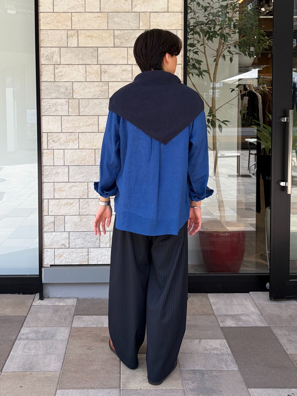 ブルー系のその他パンツ、ブルー系のシャツ/ブラウス、ブルー系のストール/ショールを着用したメンズの春コーディネートの3枚目の写真