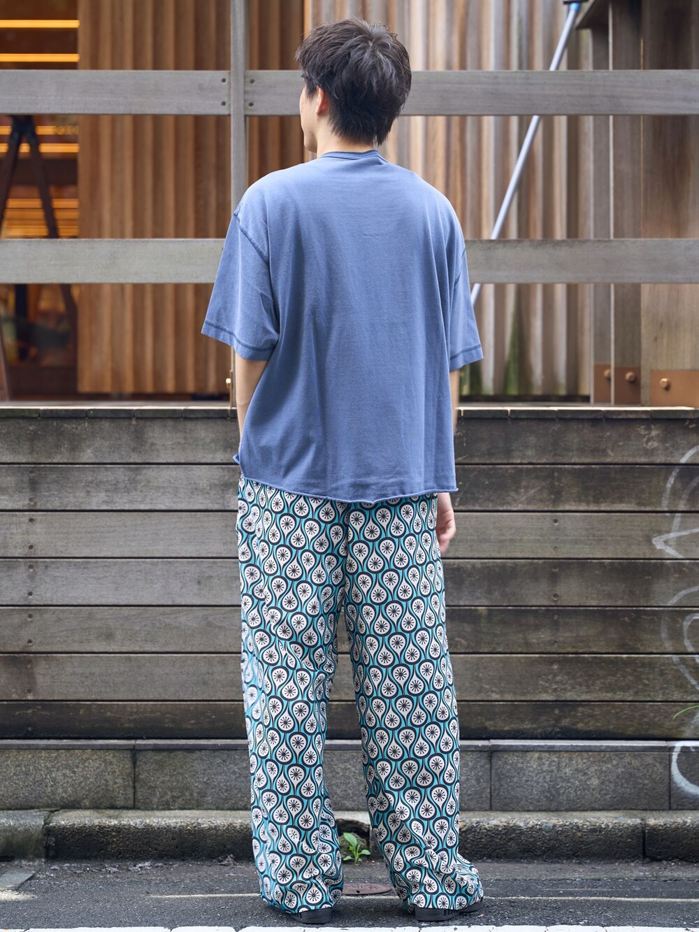 グリーン系のその他パンツ、ブルー系のTシャツ/カットソーを着用したメンズの夏コーディネートの3枚目の写真