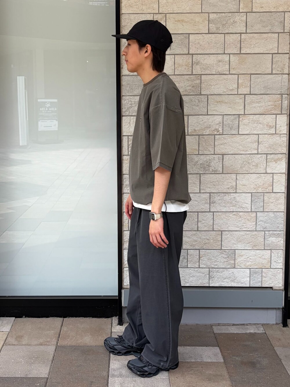 グレー系のその他パンツ、グリーン系のTシャツ/カットソー、ホワイト系のTシャツ/カットソーを着用したメンズの春コーディネートの2枚目の写真