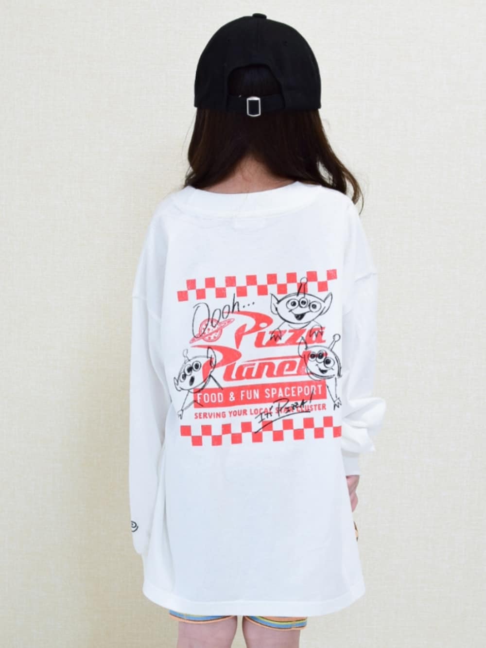 ホワイト系のTシャツ/カットソー、ブラック系のサンダルを着用したキッズの秋コーディネートの2枚目の写真