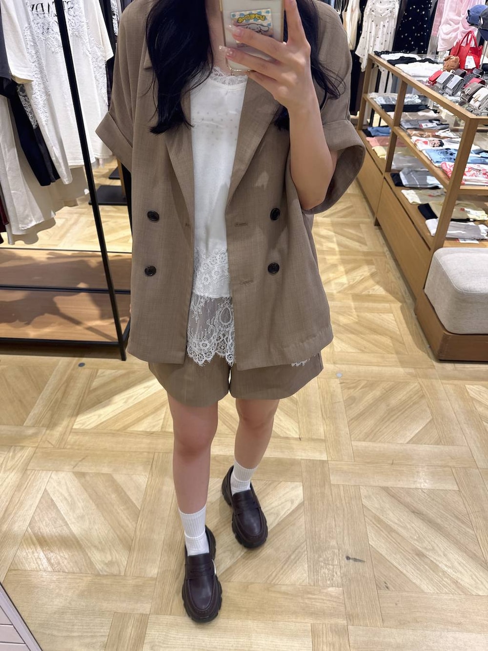 ブラウン系のローファー、ベージュ系のテーラードジャケット、ベージュ系のその他パンツを着用したレディースの夏コーディネートの2枚目の写真