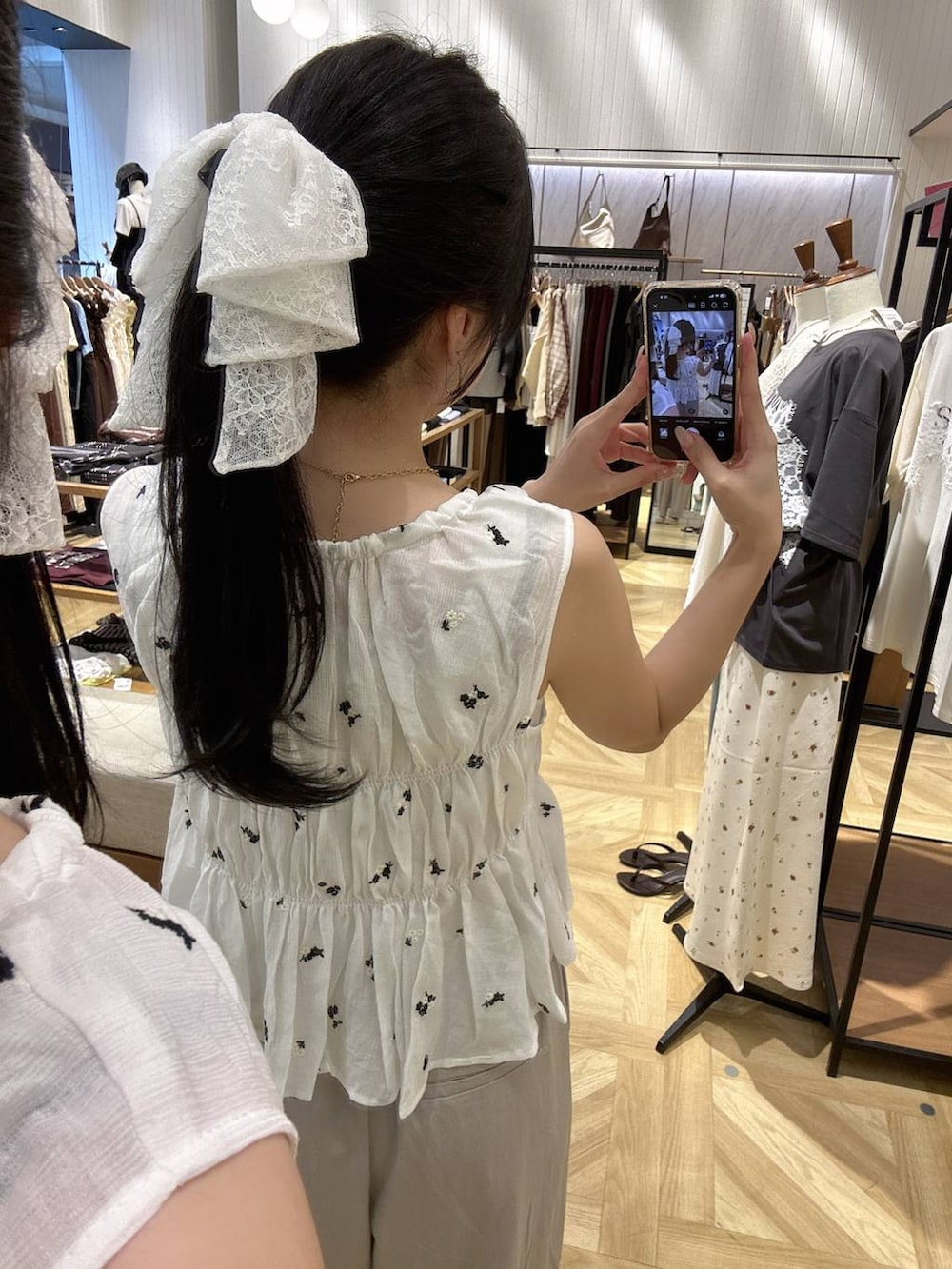 シルバー系のタンクトップ、ホワイト系のその他パンツ、ホワイト系のシャツ/ブラウスを着用したレディースの夏コーディネートの4枚目の写真