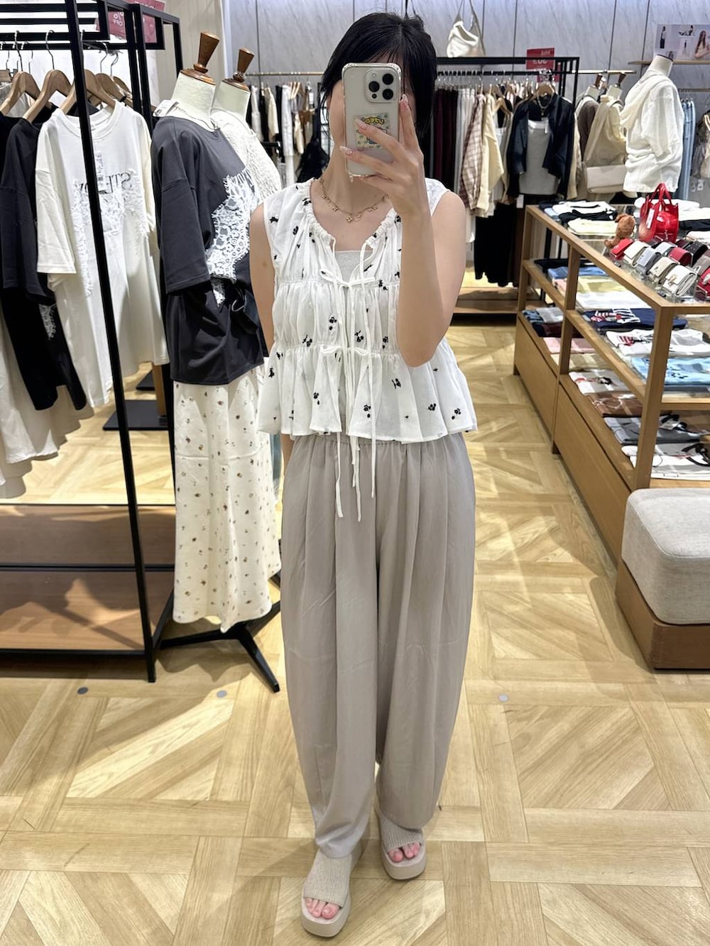 シルバー系のタンクトップ、ホワイト系のその他パンツ、ホワイト系のシャツ/ブラウスを着用したレディースの夏コーディネートの5枚目の写真