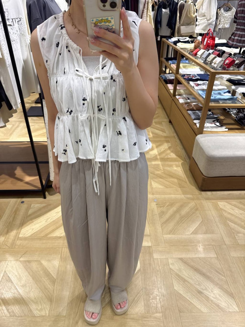 シルバー系のタンクトップ、ホワイト系のその他パンツ、ホワイト系のシャツ/ブラウスを着用したレディースの夏コーディネートの2枚目の写真
