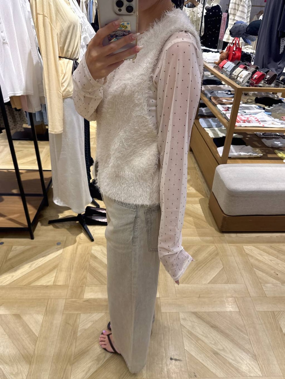 ブラック系のサンダル、ホワイト系のTシャツ/カットソー、ベージュ系のデニムパンツを着用したレディースの秋コーディネートの3枚目の写真