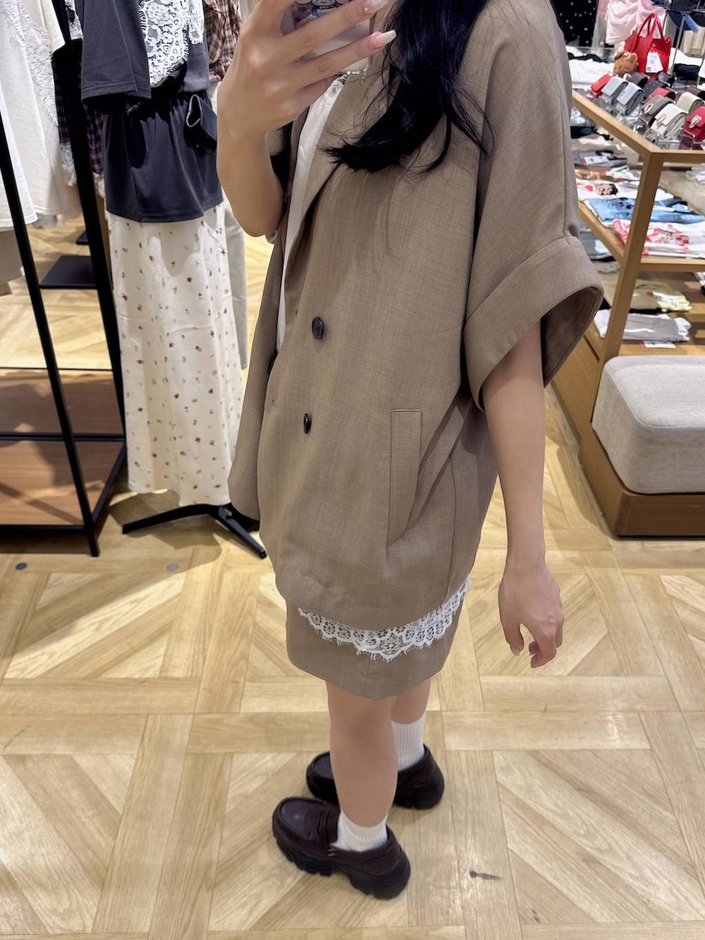 ブラウン系のローファー、ベージュ系のテーラードジャケット、ベージュ系のその他パンツを着用したレディースの夏コーディネートの3枚目の写真